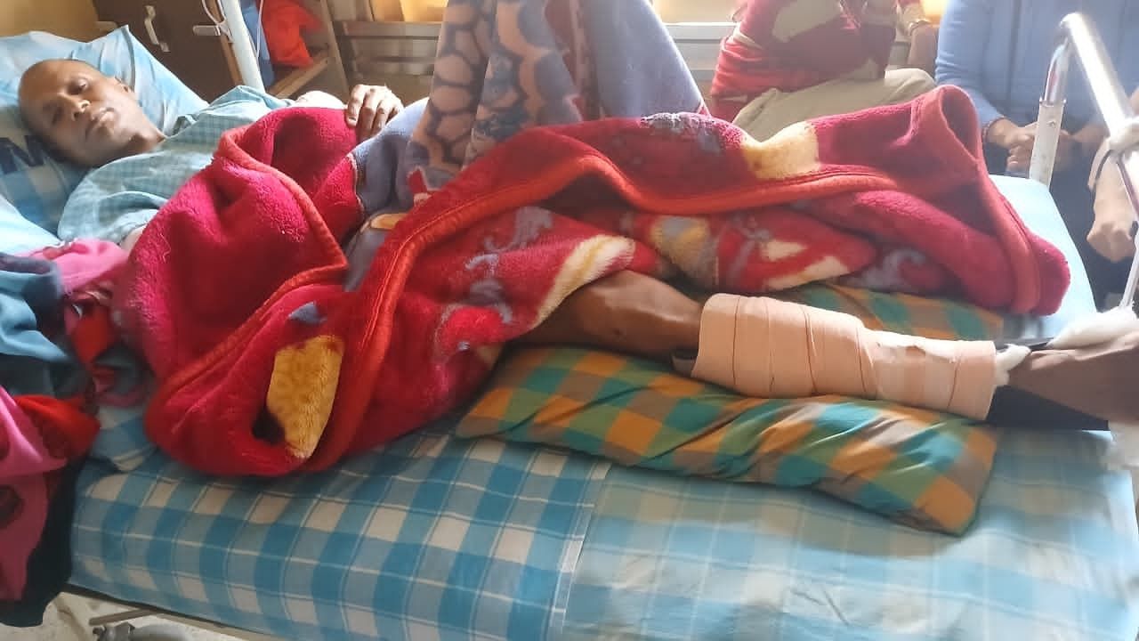 सडक विभागको लापरवाहीले पत्रकार पौडेल दाजुभाइ घाइते, उपचारको पूर्ण व्यवस्था गर्न महासंघको माग