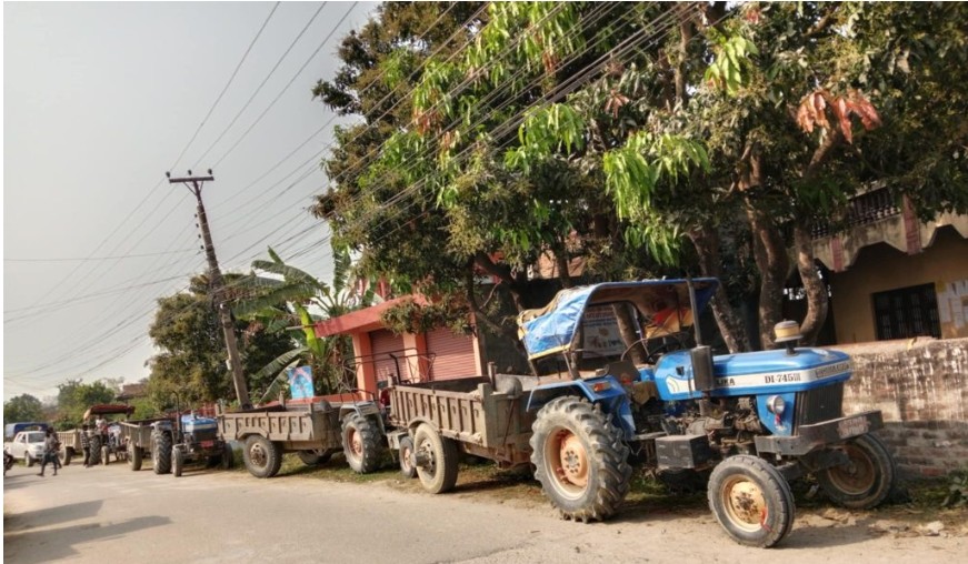 चन्द्रपुरको चाँदी खोलामा सशस्त्र प्रहरीको छापाः अवैध बालुवा उत्खननमा संलग्न ८ ट्र्याक्टर र चालक नियन्त्रणमा