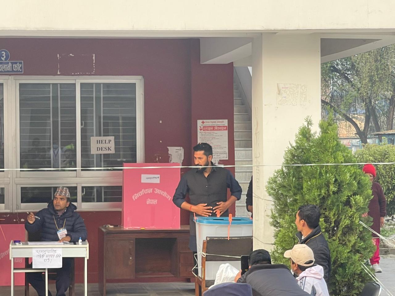 रास्वपा सभापति रवि लामिछानेद्वारा काठमाडौंमा मतदान