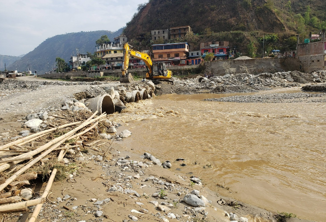 रोशी खोलाले बगाएको डाइभर्सन मर्मत, बिपी राजमार्गमा यातायात सञ्चालन रोशी खोलाले बगाएको डाइभर्सन मर्मत, बिपी राजमार्गमा यातायात सञ्चालन