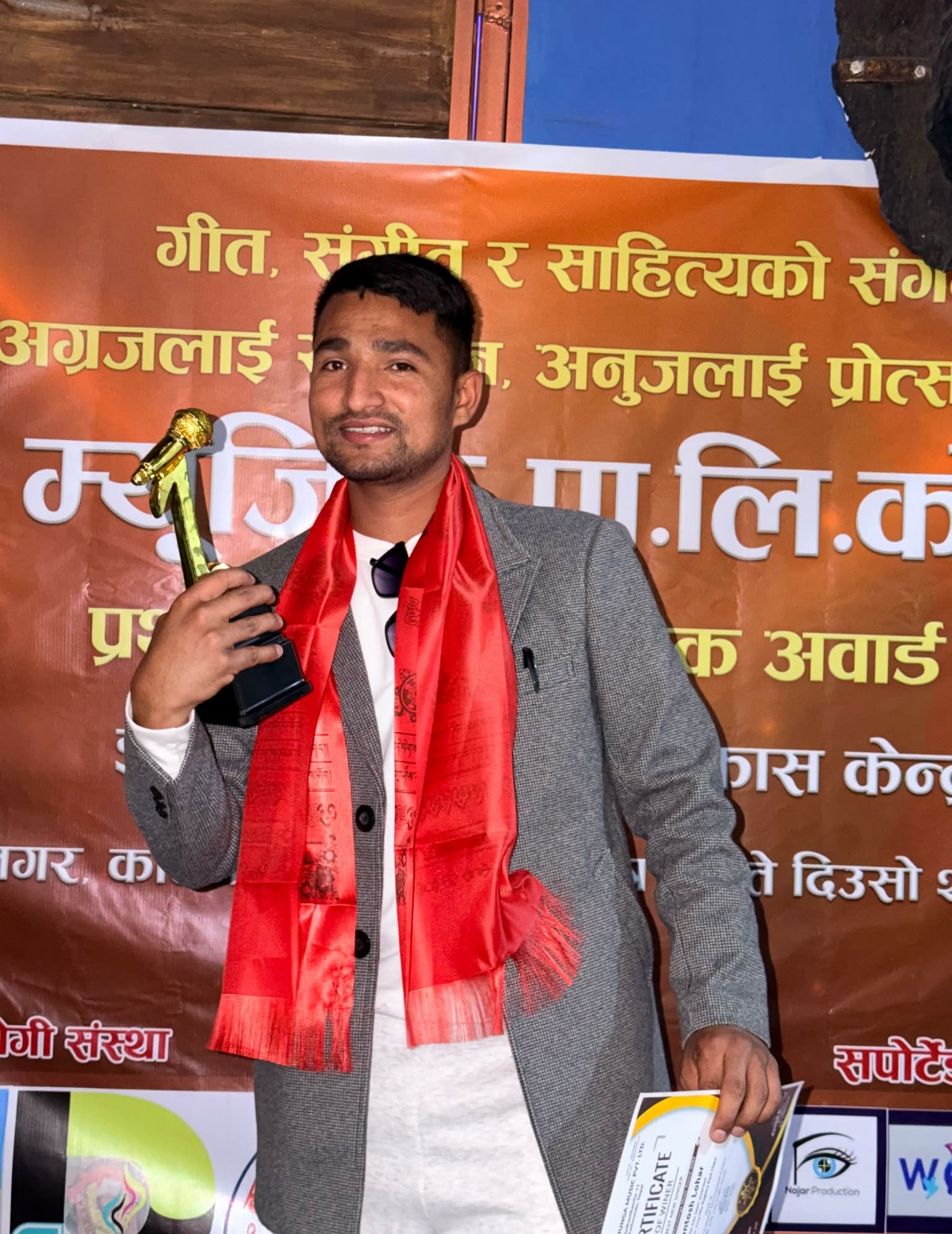 “हिँउ पग्लेर पानी हजूर” गीतबाट सन्तोषले जिते Best New Singer अवार्ड