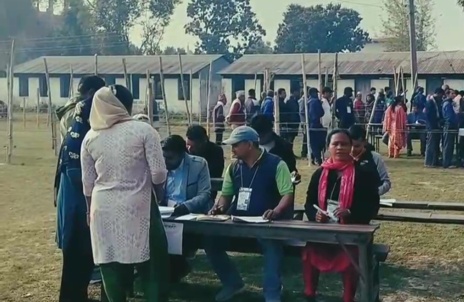 सर्लाही–४ को बसबरियामा विवादपछि रोकिएको मतदान पुनः सुरु