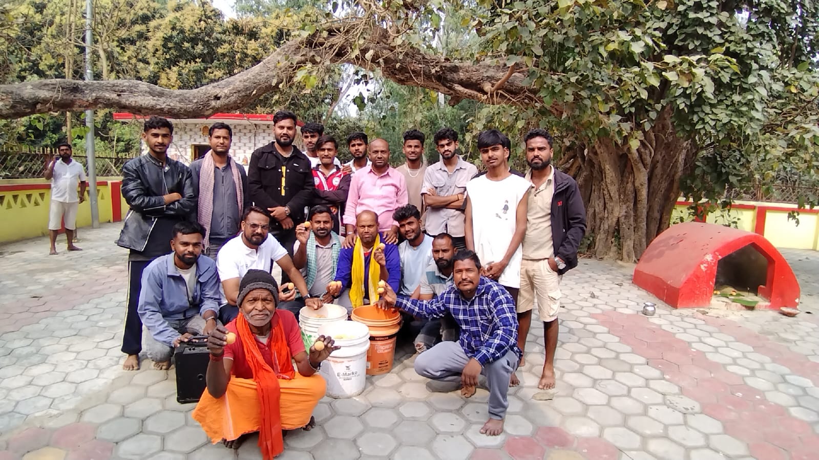 ‘रास्वपाको जित होस्’ भन्दै गरिएको भाकल पूरा भएपछी युवाहरुले मन्दिरमा चढाए ५५ किलो मिठाई ‘रास्वपाको जित होस्’ भन्दै गरिएको भाकल पूरा भएपछी युवाहरुले मन्दिरमा चढाए ५५ किलो मिठाई