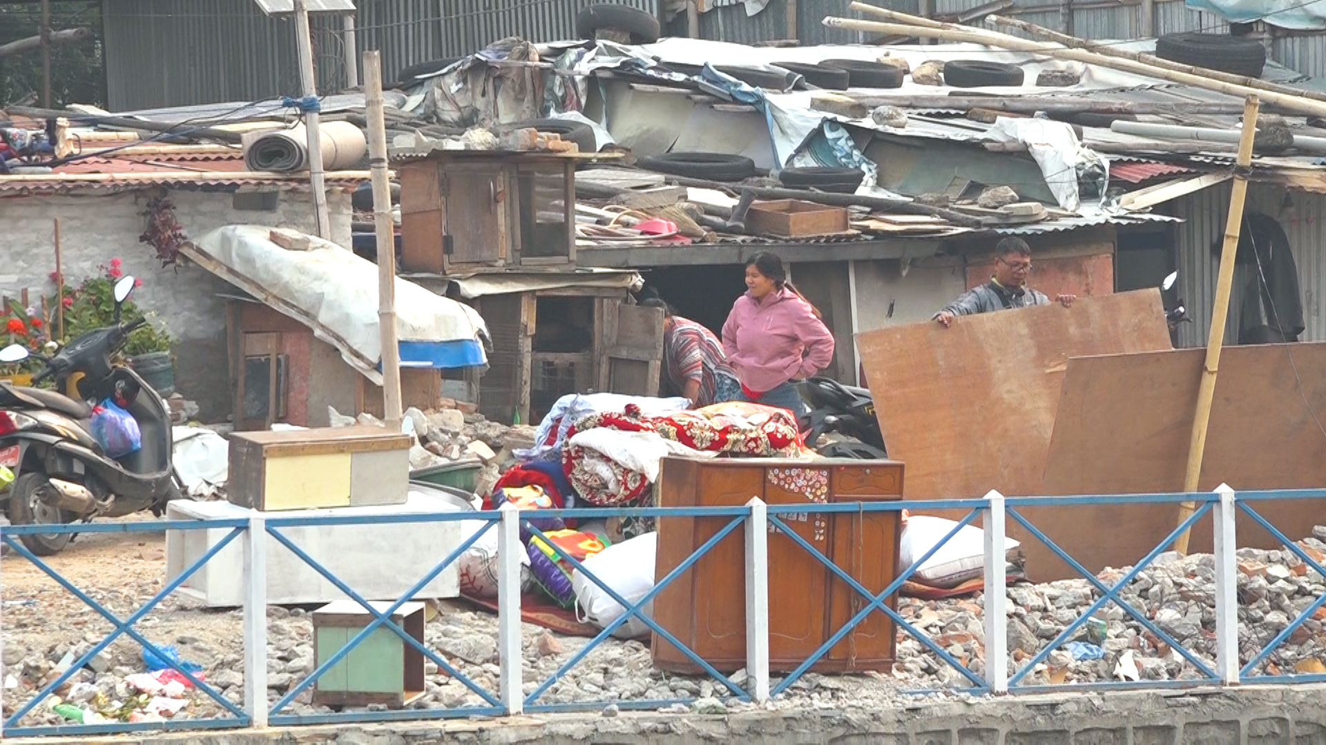 डोजर चल्ने हल्लापछि सुकुम्बासीले बस्ती खाली गर्न थाले