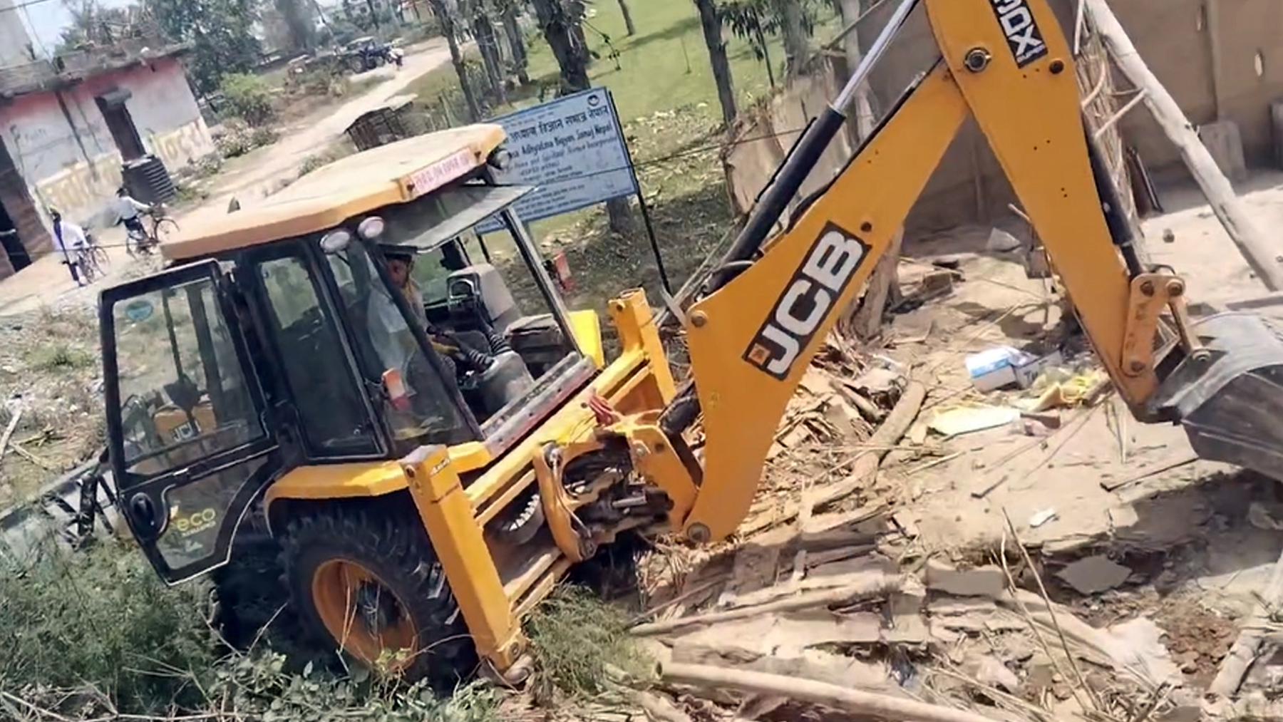 टीकापुरमा  सरकारी जग्गाको अतिक्रमण हटाउन चलाइयो डोजर