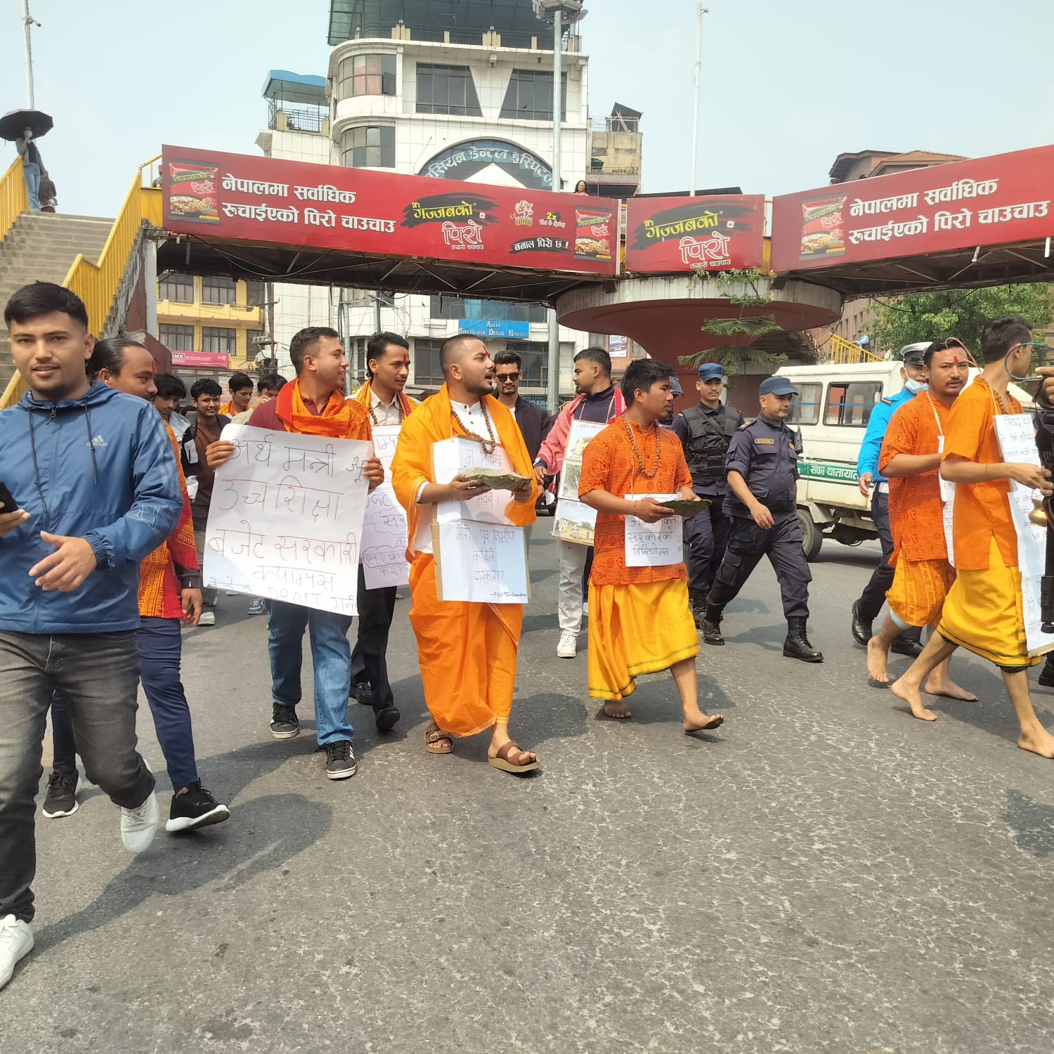 त्रिचन्द्र क्याम्पसमा उच्च शिक्षामा लगानी वृद्धि माग गर्दै ‘भिक्षाम् देही’ अभियान
