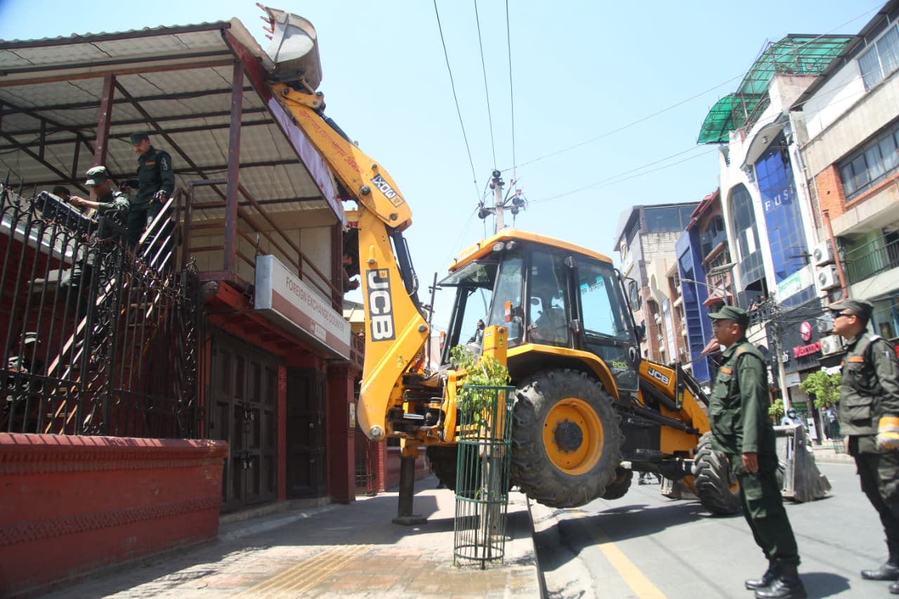 काठमाडौं महानगरद्वारा त्रिदेवी मन्दिर क्षेत्रमा अनाधिकृत संरचना हटाइयो