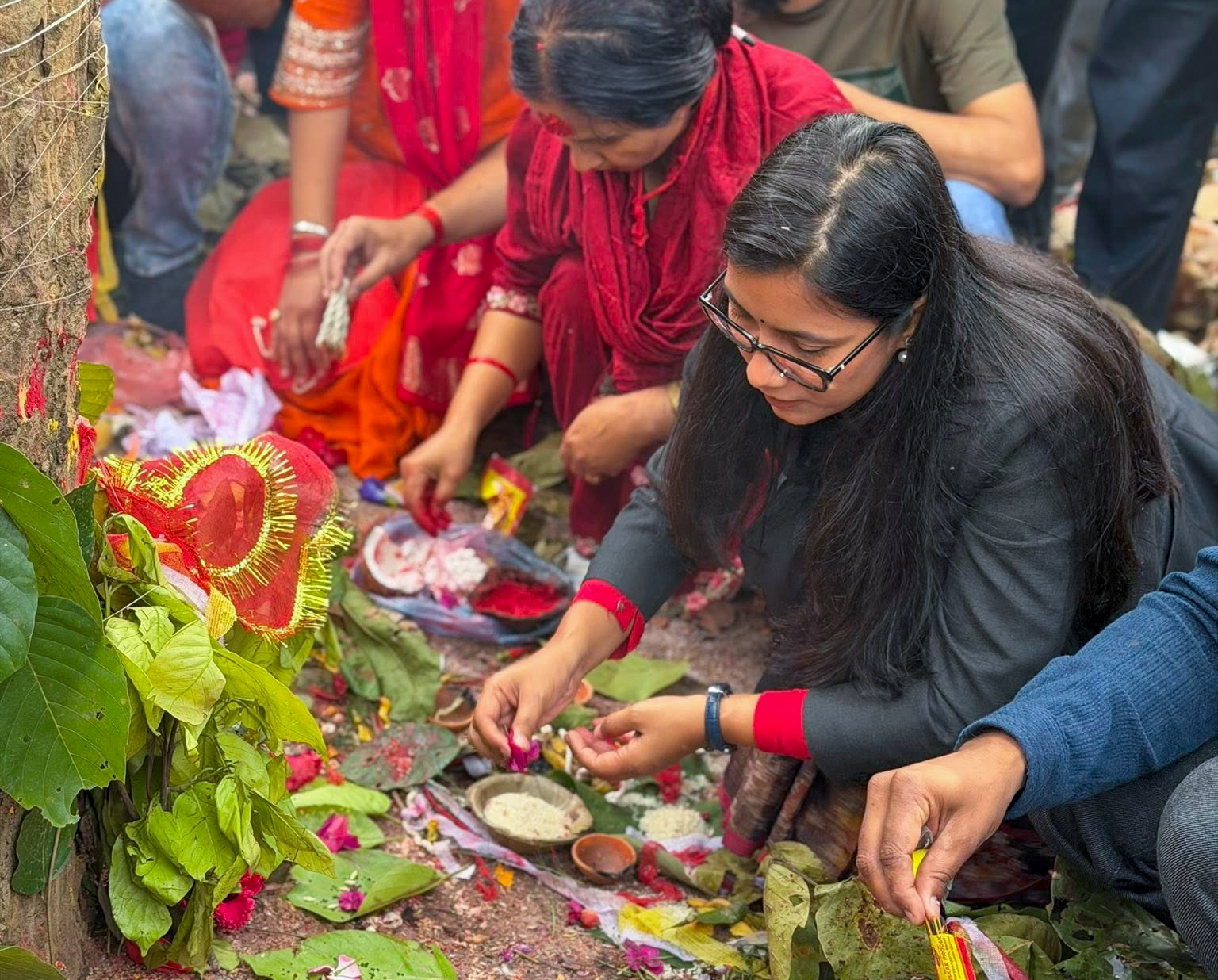 मन्त्री गौतमद्वारा चितवन राष्ट्रिय निकुञ्जस्थित विक्रम बाबा स्थलमा पूजा, प्रकृति संरक्षणमा जोड