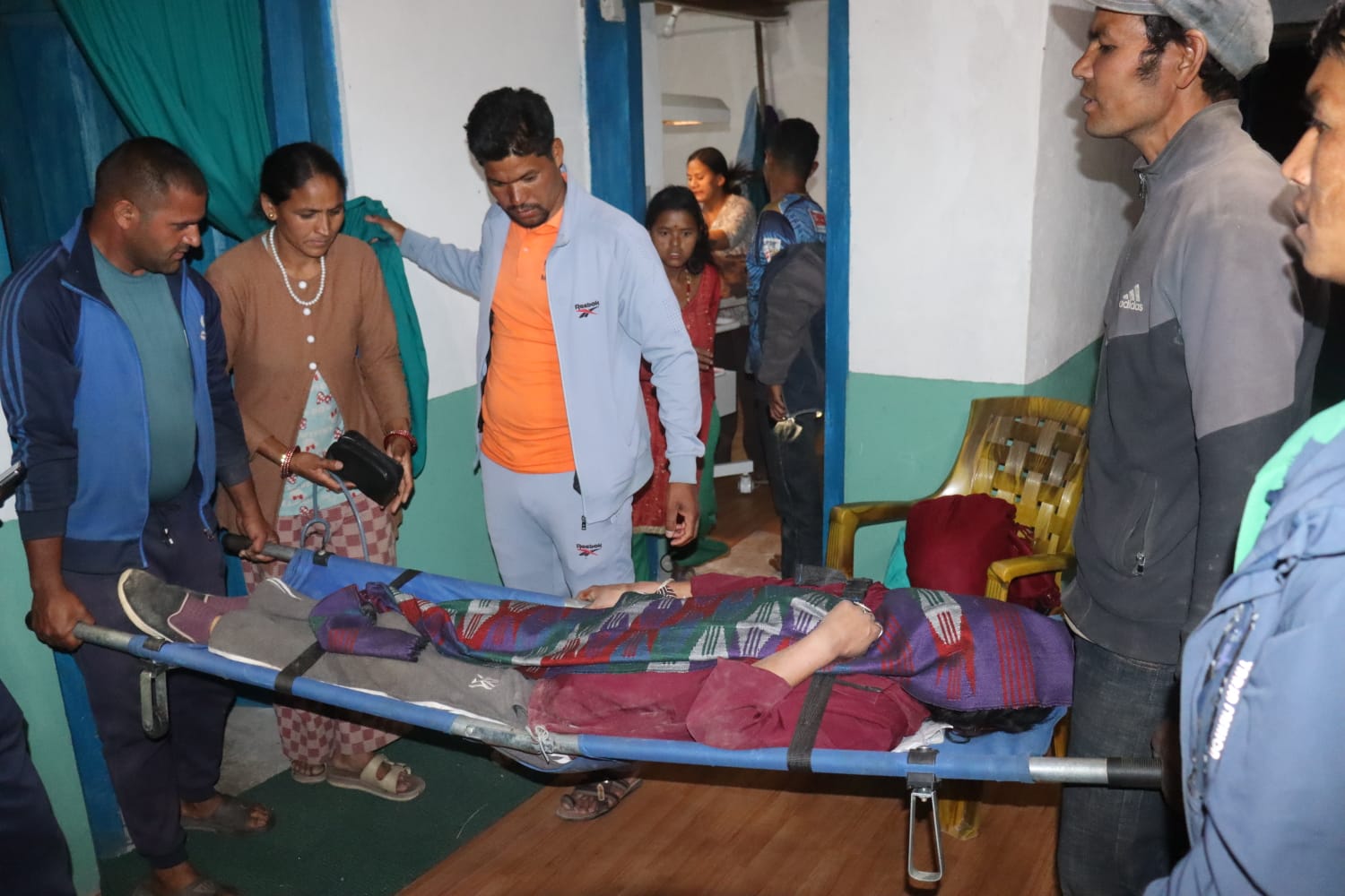 भीरको बाटोमै सुत्केरी: तत्कालको उद्धारले आमा–बच्चाको ज्यान जोगियो