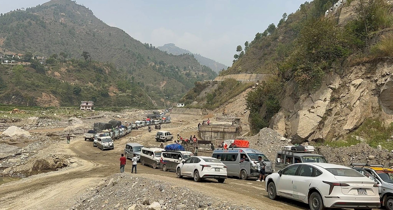 रोशी खोलाको बाढीपछि अवरुद्ध बीपी राजमार्ग पुनः सञ्चालनमा