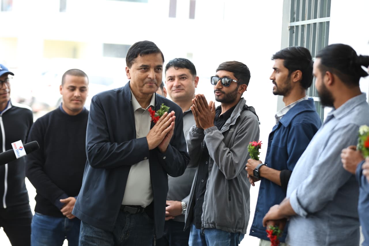 च्यासलमा एमाले युवा प्रदर्शन, नेताहरूलाई फूलसहित खबरदारी