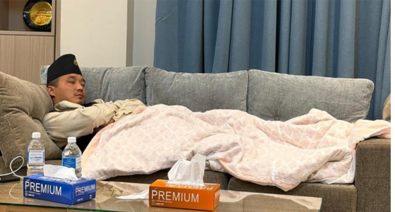 गृहमन्त्री गुरुङको सोफामा सुतेको फोटो सार्वजनिक