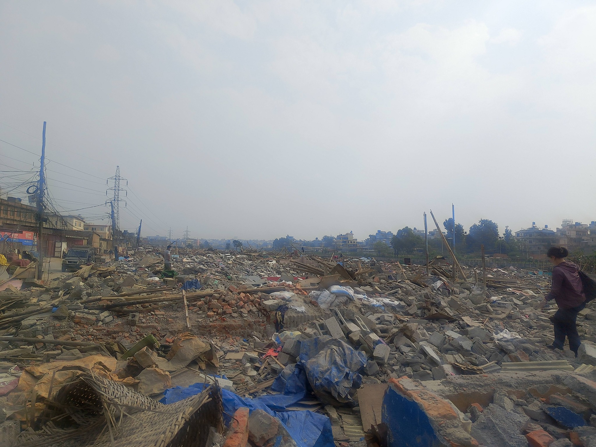 बल्खु सुकुम्बासी बस्तीः भत्किएको घरका सामान खोज्न दैनिक फर्किन्छन् स्थानीय बल्खु सुकुम्बासी बस्तीः भत्किएको घरका सामान खोज्न दैनिक फर्किन्छन् स्थानीय