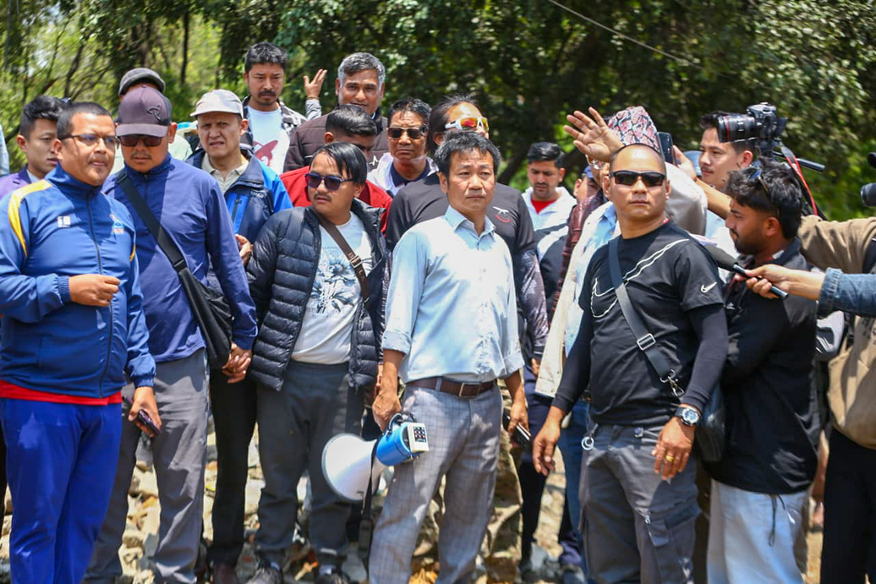 हर्क साम्पाङ थापाथलीमा भत्काइएको सुकमवासी बस्ती पुग्नासाथ फर्किए 
