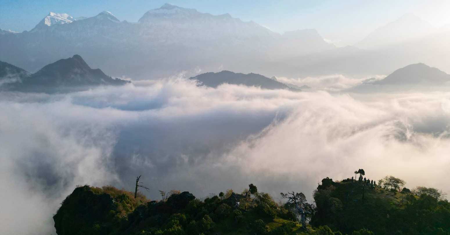 जलजलामा हिमाल र बादलको लुकामारी जलजलामा हिमाल र बादलको लुकामारी