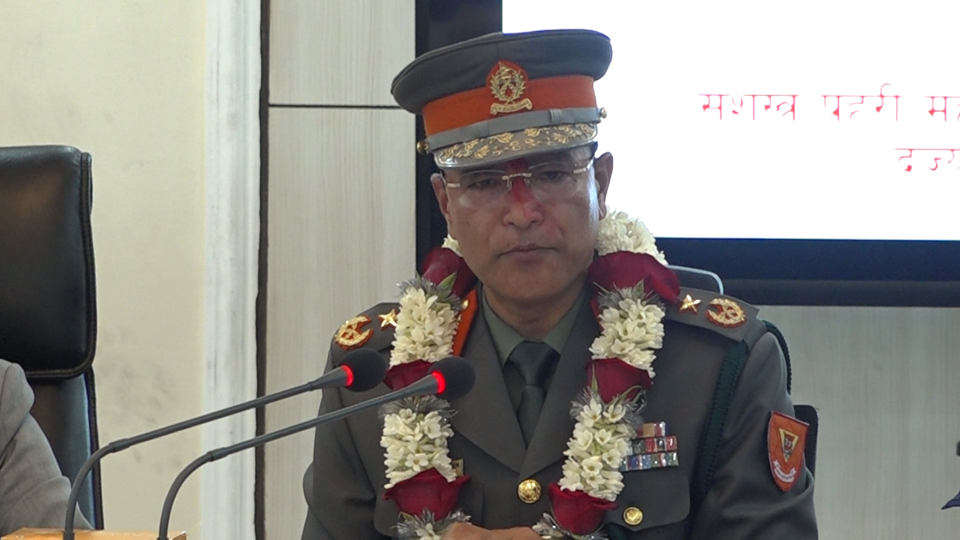 दर्ज्यानी चिन्ह ग्रहण गर्दै महानिरीक्षक पौडेलले भनेः नागरिक सुरक्षाप्रति मेरो निष्ठा सँधै अटल रहनेछ