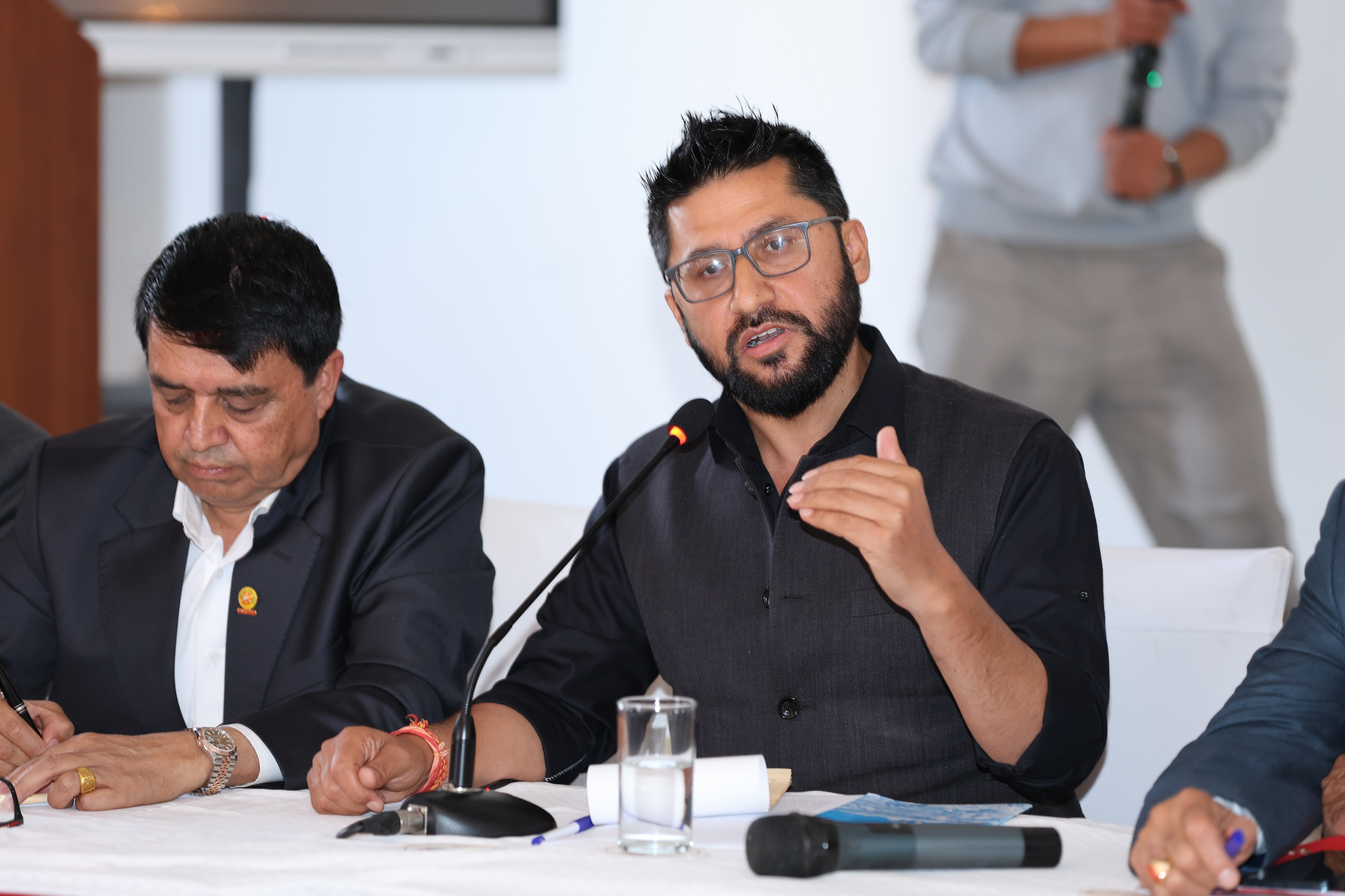 केही व्यवसायीहरुले देशको अर्थतन्त्र नै मुठ्ठीमा लिएकाले निर्मम हुनुपर्योः रवि लामिछाने