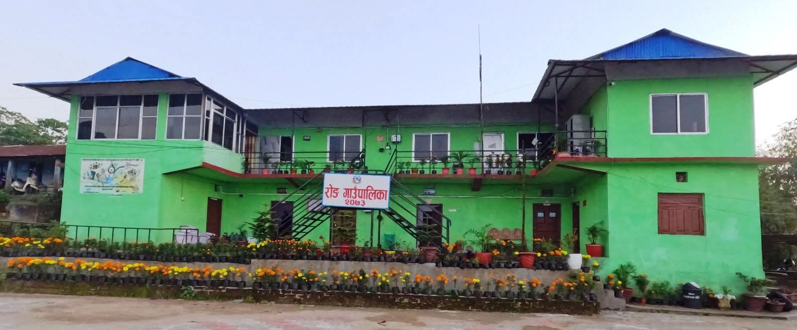 कार्यचाप र भौगोलिक चुनौतीका कारण रोङ गाउँपालिकामा आइतबार पनि सेवा प्रवाह