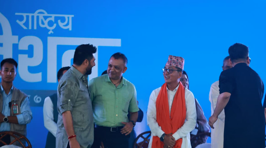 रास्वपा मञ्चमा गगनको मोमेन्ट: बालेनबाट घण्टी, रविसँग अँगालो