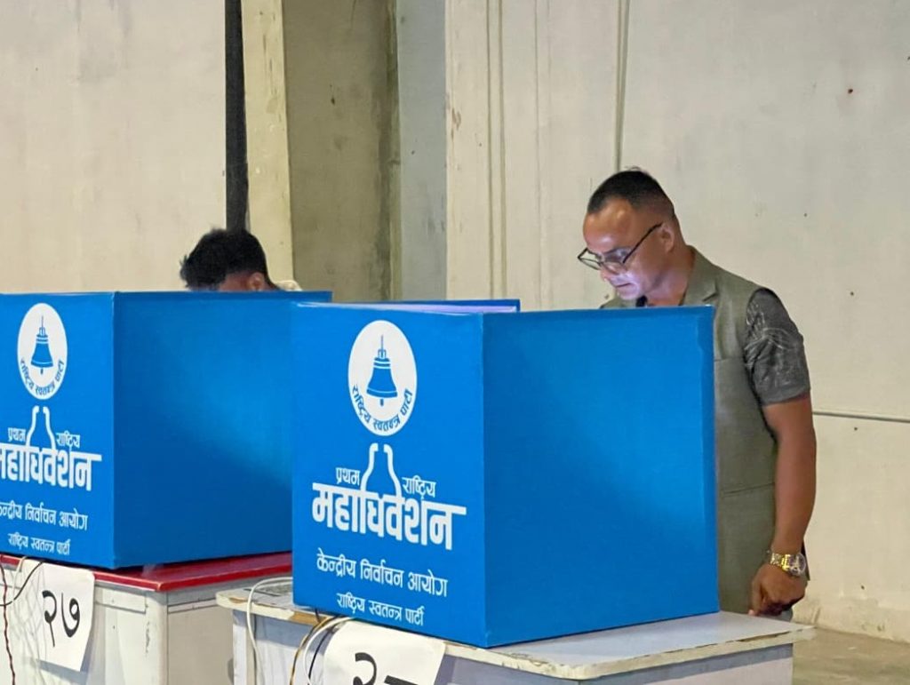 रास्वपाको आन्तरिक चुनावमा हंगामा, नो भोटको धज्जी उडाइयो भन्दै सांसदखत्रीले जनाए आपत्ति