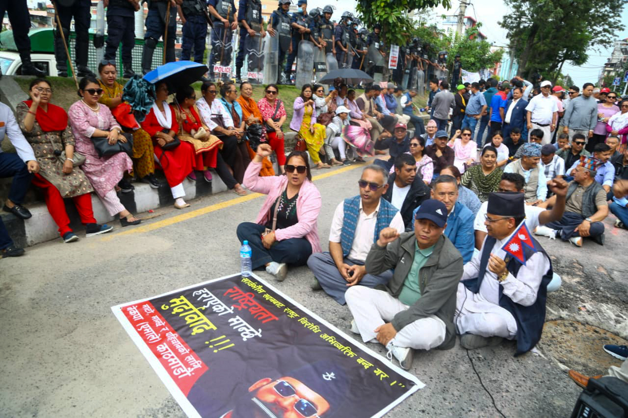 प्रधानमन्त्रीको अभिव्यक्तिविरुद्ध एमालेको माइतीघरमा प्रदर्शन प्रधानमन्त्रीको अभिव्यक्तिविरुद्ध एमालेको माइतीघरमा प्रदर्शन