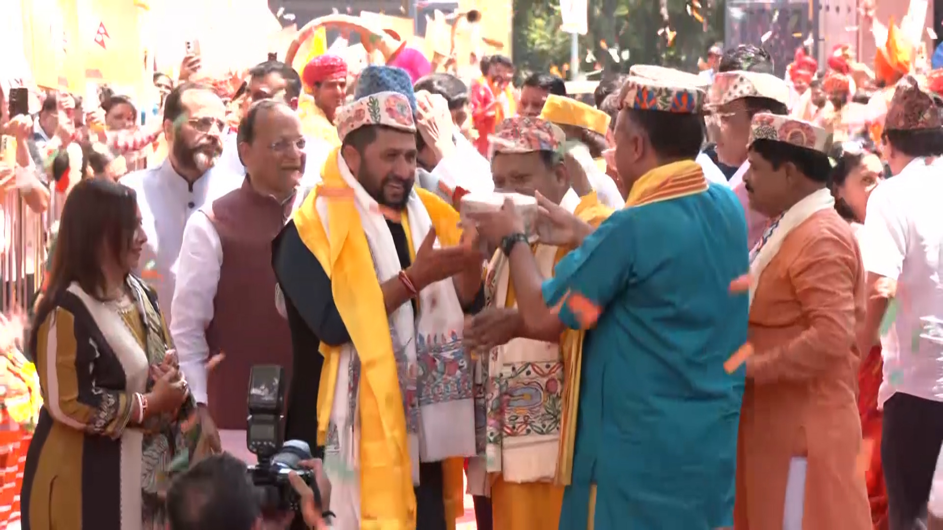 सभापति रवि लामिछानेलाई भाजपा मुख्यालयमा वाजागाजासहित स्वागत, पुष्प वर्षा गराइयो सभापति रवि लामिछानेलाई भाजपा मुख्यालयमा वाजागाजासहित स्वागत, पुष्प वर्षा गराइयो
