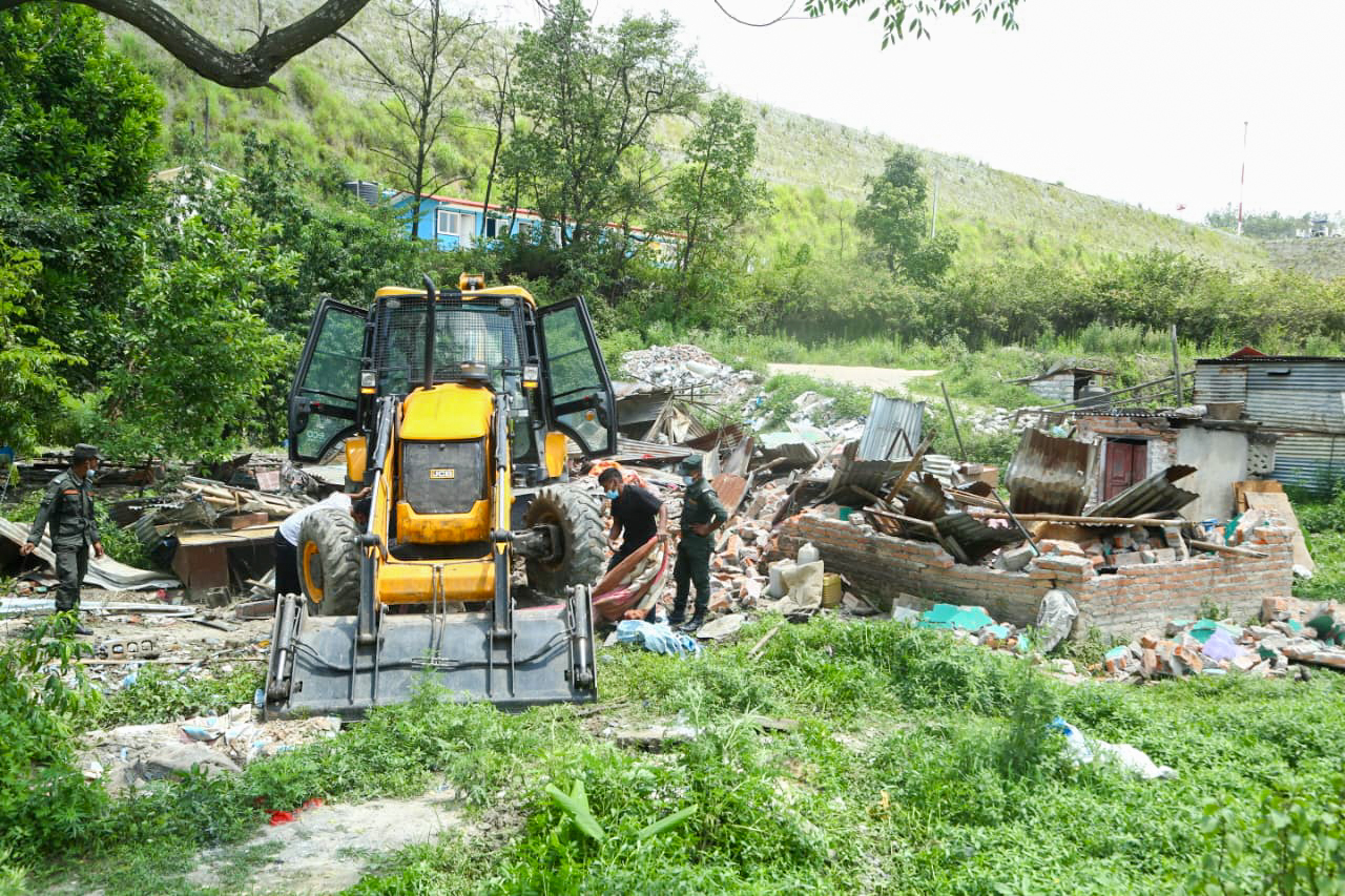 गुहेश्वरी क्षेत्रमा अवैध टहरा हटाउँदै काठमाडौं महानगर