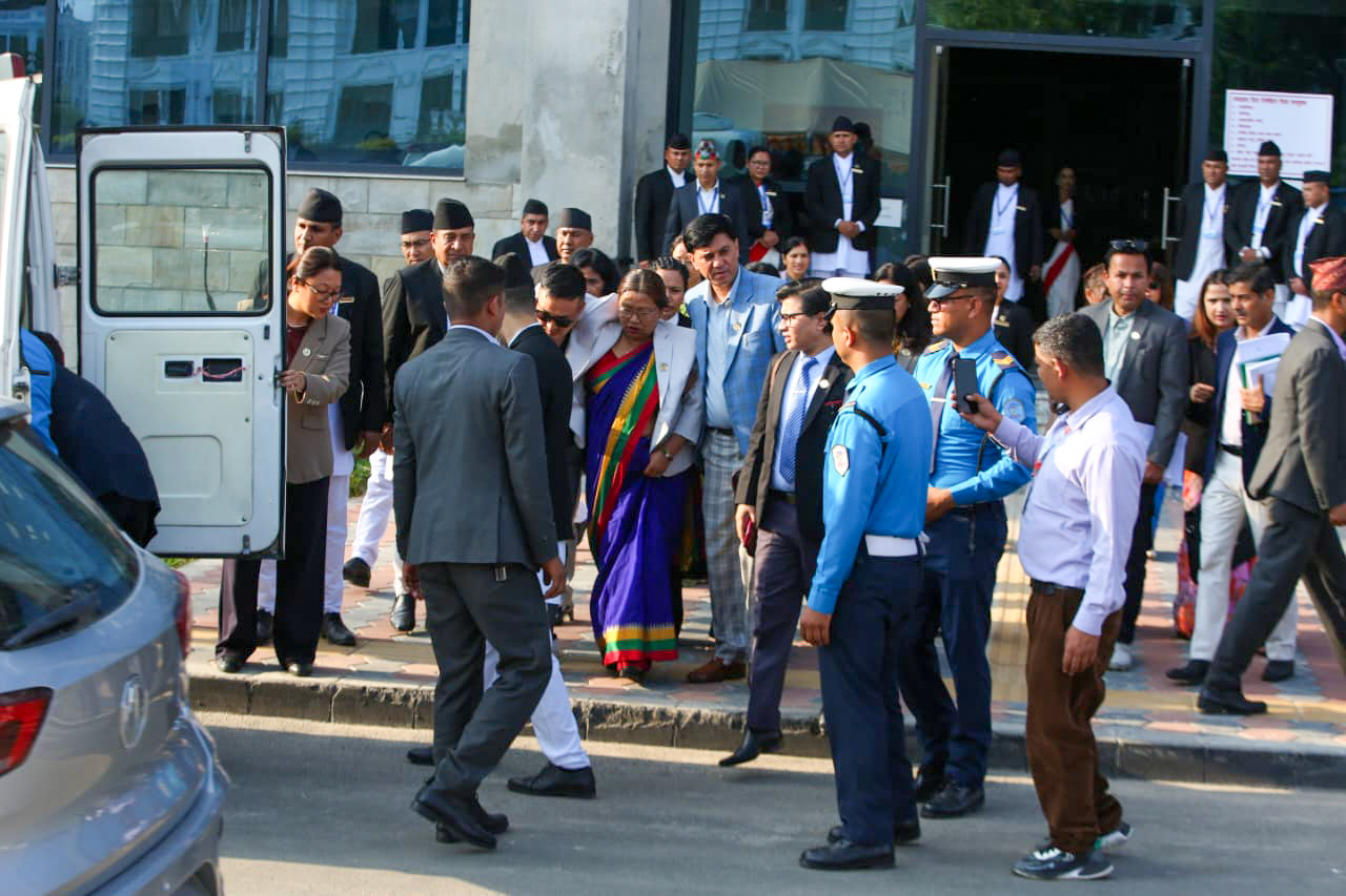 संसदमा चिप्लिँदा घाइते सांसद बसुमाया तामाङलाई एम्बुलेन्समार्फत अस्पताल लगिँदै