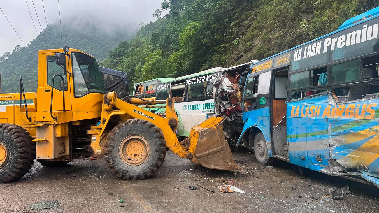 जलबिरेमा दुई बस र ट्रक ठोक्किँदा ३० जना घाइते जलबिरेमा दुई बस र ट्रक ठोक्किँदा ३० जना घाइते