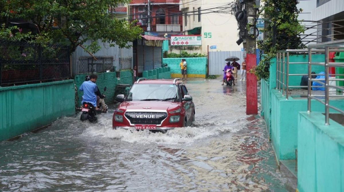 काठमाडौं जलमग्न अनामनगरमा गाडी डुब्यो, सडक बने नदी