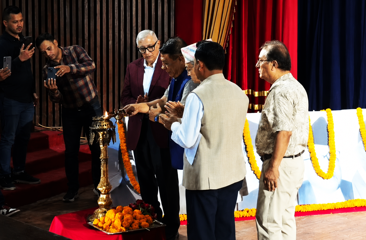 एकताको सन्देश दिन एउटै मञ्चमा उभिए खड्का–शेखर–प्रकाशमान