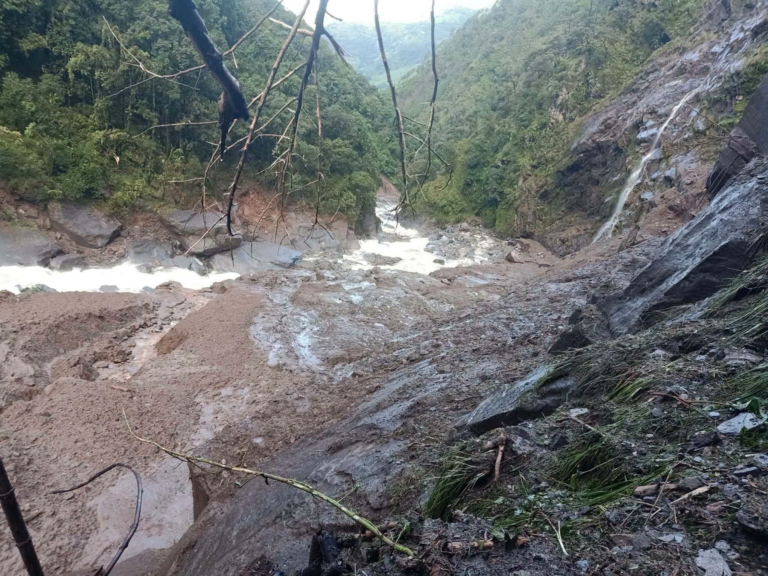 दोलखामा पहिरो, एक वृद्ध बेपत्तास चार कर्मचारीको सकुशल उद्धार 