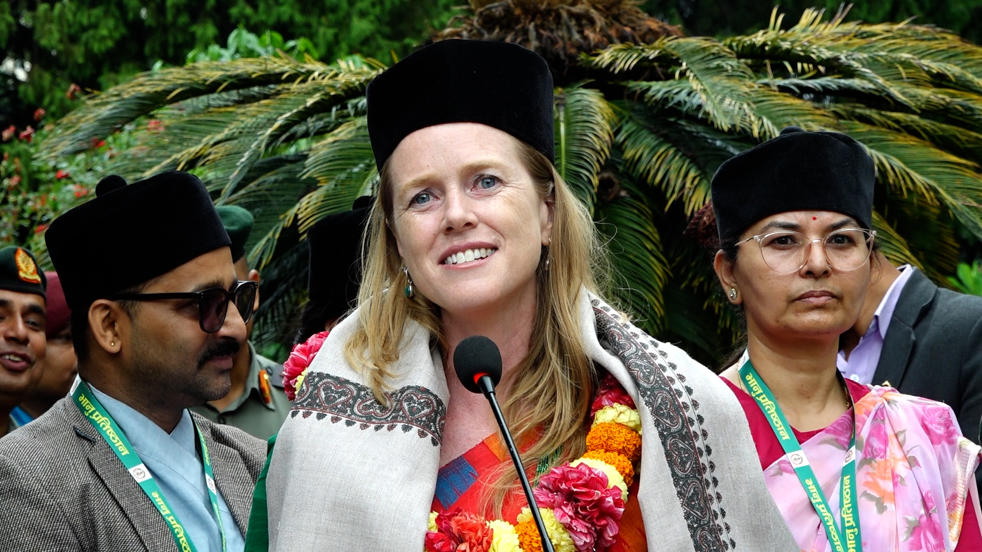 अमेरिकी नागरिक डा.आनाले नेपाली श्लोक वाचन गर्दा... अमेरिकी नागरिक डा.आनाले नेपाली श्लोक वाचन गर्दा...