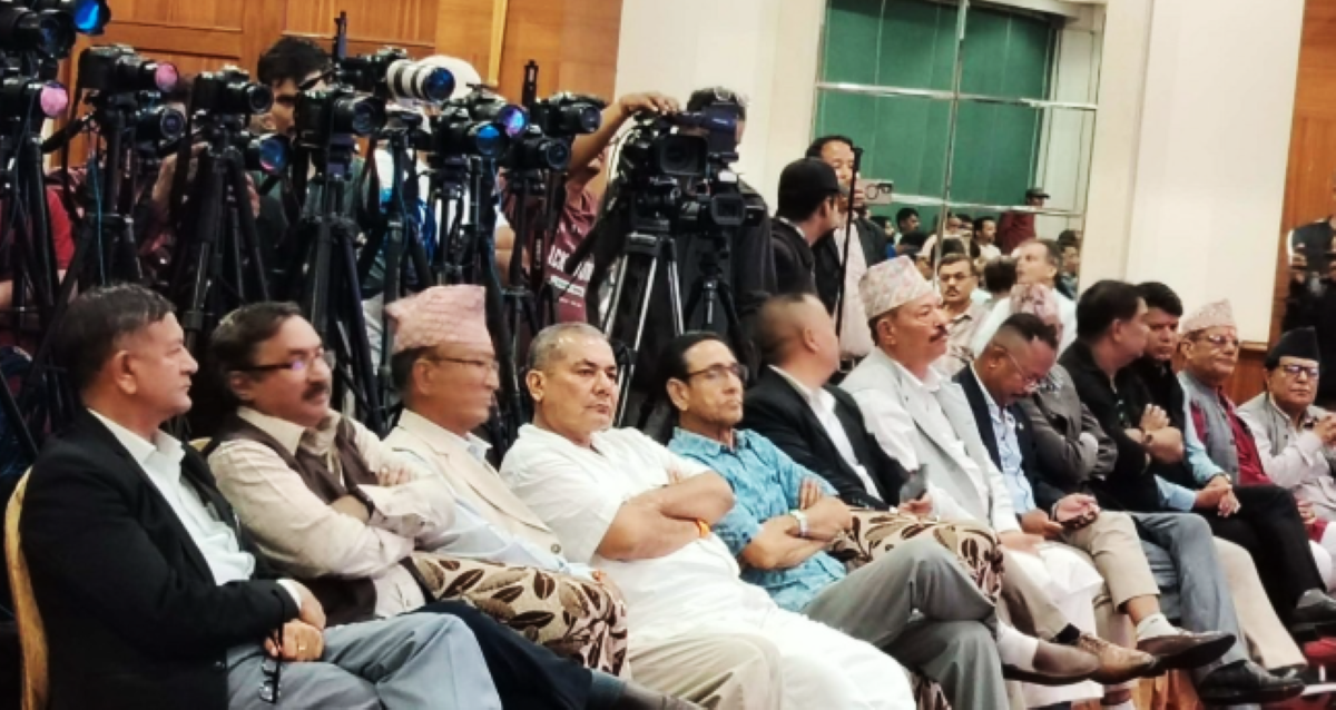 दुर्गा प्रसाईंको कार्यक्रमा दुई महिलाले ‘आत्महत्या गर्छौं’ भन्दै मञ्चतर्फ दौडिएपछि हंगमा 