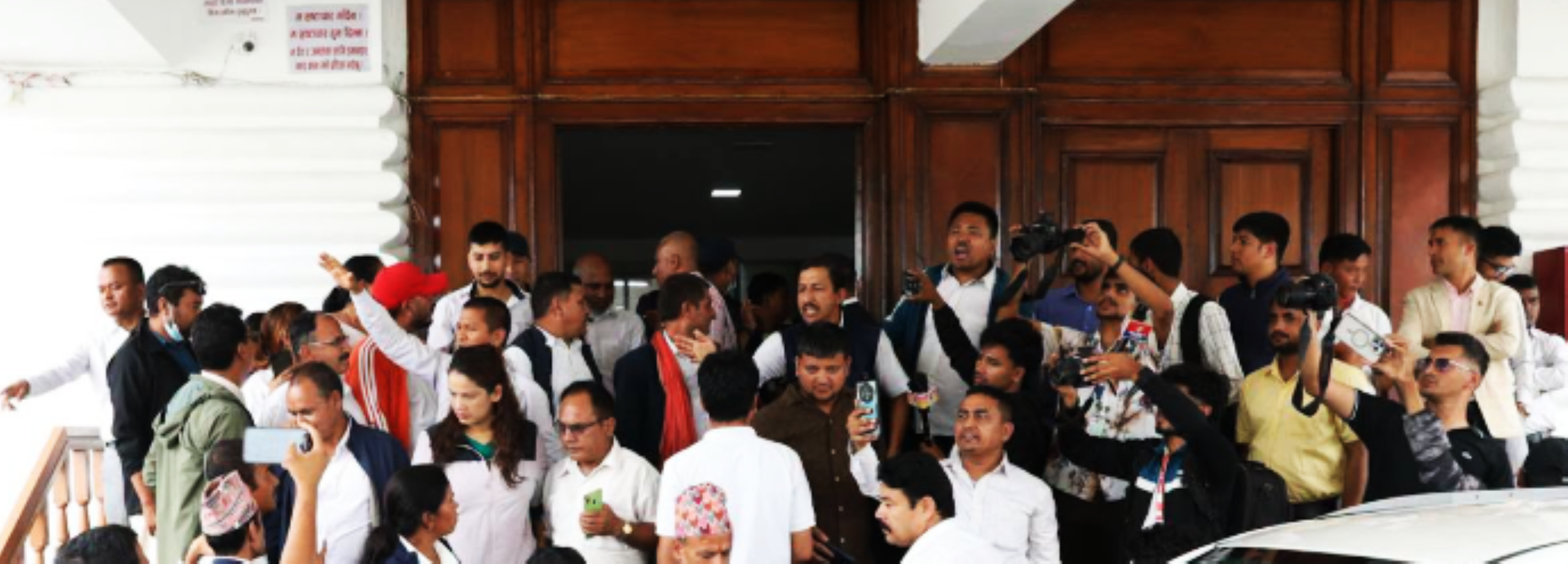 करार कर्मचारी हटाउने सरकारी तयारीका विरुद्ध अर्थमन्त्रालयको गेटमा धर्ना 