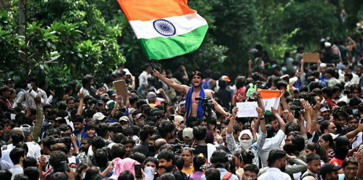 युवा विद्रोहले हल्लायो मोदी सरकार, १२ वर्षपछि जनदबाबमा मन्त्रीको बहिर्गमन