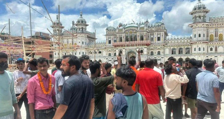 हर्क साम्पाङलाई स्वागत गर्न पुगेका कार्यकर्ता जानकी मन्दिरबाट लखेटिए हर्क साम्पाङलाई स्वागत गर्न पुगेका कार्यकर्ता जानकी मन्दिरबाट लखेटिए