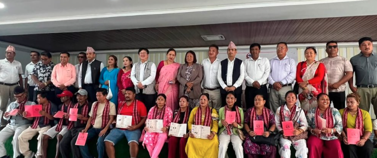 झापाका १८ परिवारको दशकौँदेखिको प्रतीक्षा अन्त्य, आफ्नै नाममा पाए लालपुर्जा झापाका १८ परिवारको दशकौँदेखिको प्रतीक्षा अन्त्य, आफ्नै नाममा पाए लालपुर्जा