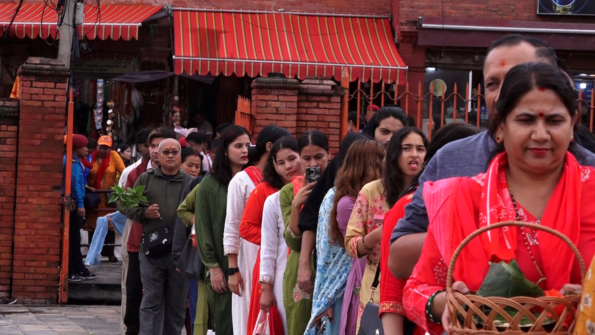 साउनको सोमबार पशुपतिनाथमा सहज दर्शन, व्यवस्थापनप्रति भक्तजनको सकारात्मक प्रतिक्रिया साउनको सोमबार पशुपतिनाथमा सहज दर्शन, व्यवस्थापनप्रति भक्तजनको सकारात्मक प्रतिक्रिया