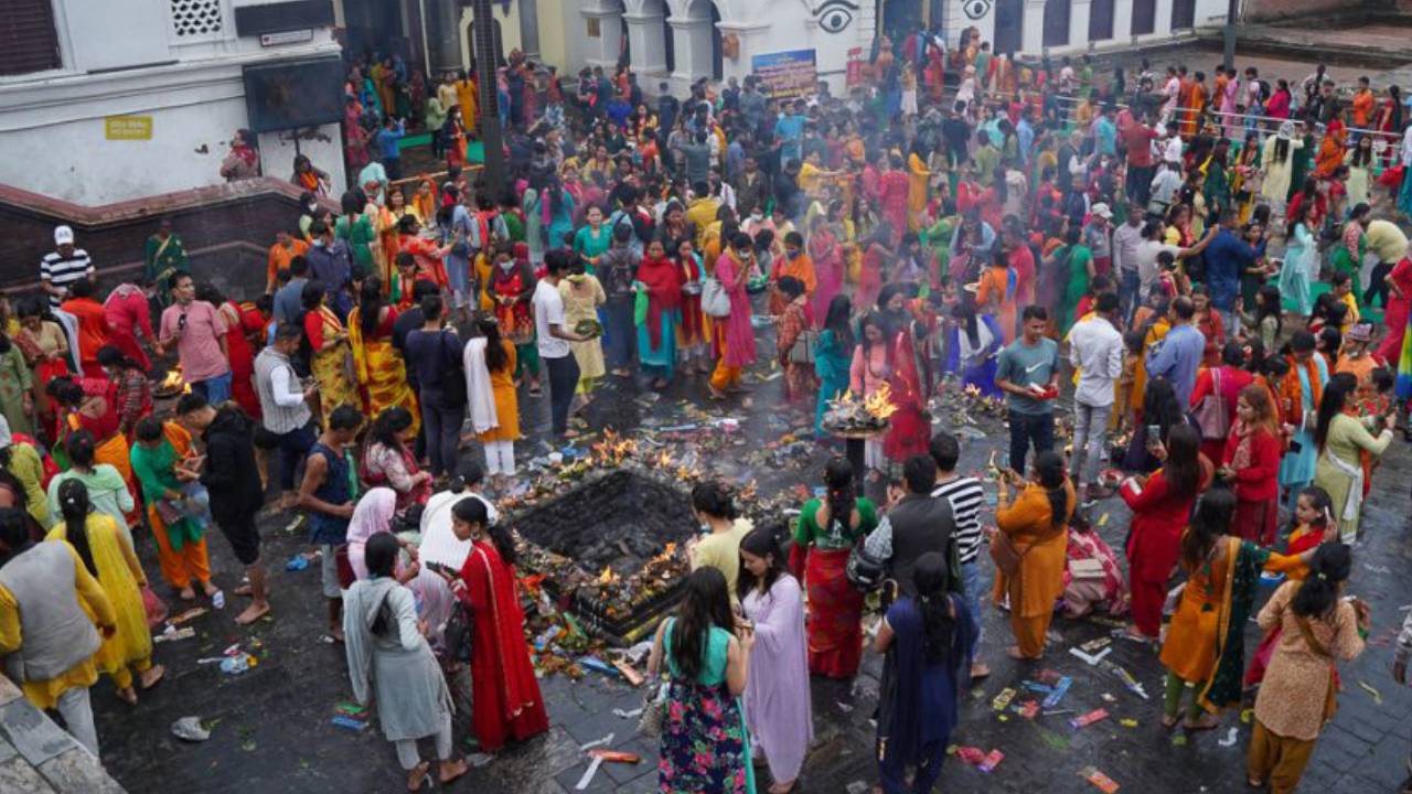 आज साउनको पहिलो सोमबार, देशभरका शिवालयमा भक्तजनको भीड आज साउनको पहिलो सोमबार, देशभरका शिवालयमा भक्तजनको भीड