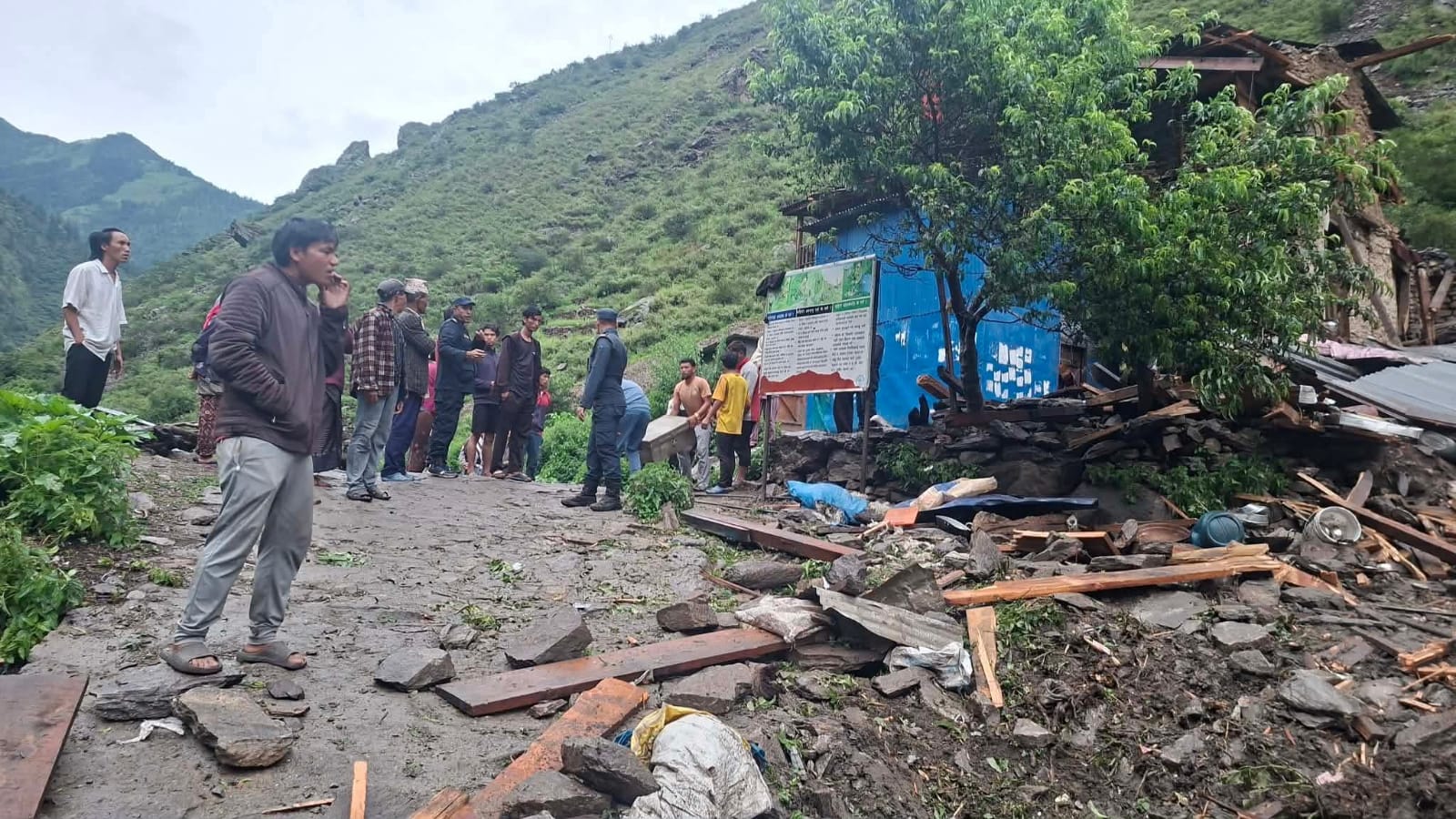 ढुङ्गासहित आएको पहिरोले बालकको मृत्यु ,बुबा र आमा घाइते 