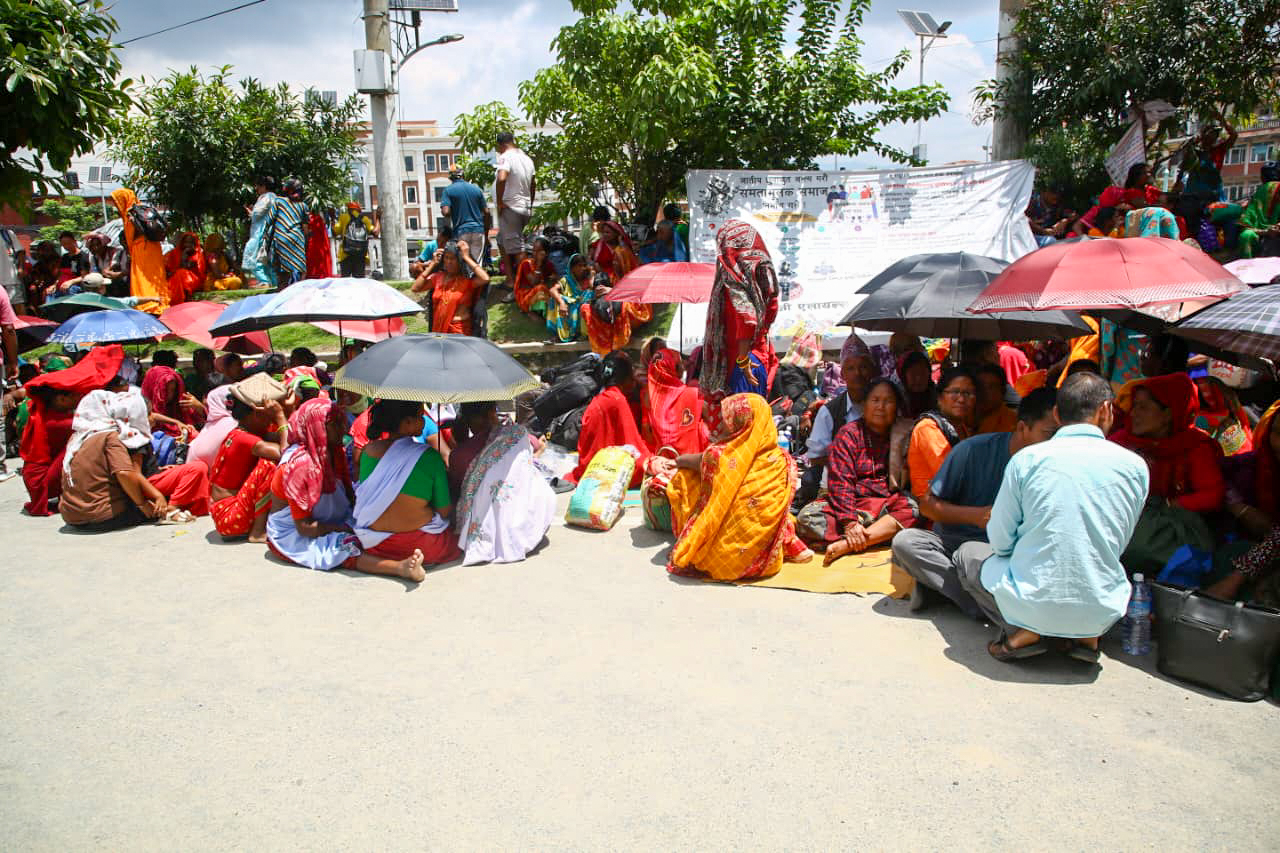 माईतीघरमा लघुवित्त पिडितहरुको सामुहिक आमरण अनसन