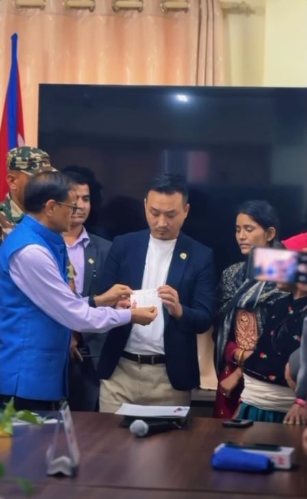 गृहमन्त्री गुरुङद्वारा गणेश नेपालीकी श्रीमतीलाई नागरिकता हस्तान्तरण