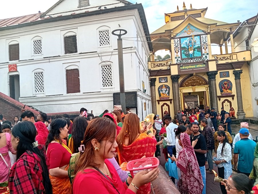 साउनको पहिलो सोमबार, पशुपतिनाथमा बिहानैदेखि दर्शनार्थीको घुइँचो साउनको पहिलो सोमबार, पशुपतिनाथमा बिहानैदेखि दर्शनार्थीको घुइँचो