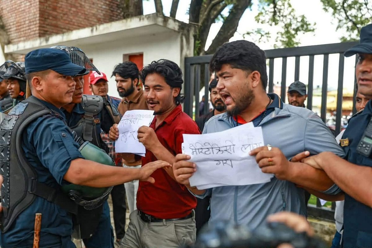 त्रिविको वार्षिकोत्सवमा विद्यार्थी प्रदर्शन, स्ववियू उपसभापतिसहित २३ जना प्रहरी नियन्त्रणमा त्रिविको वार्षिकोत्सवमा विद्यार्थी प्रदर्शन, स्ववियू उपसभापतिसहित २३ जना प्रहरी नियन्त्रणमा