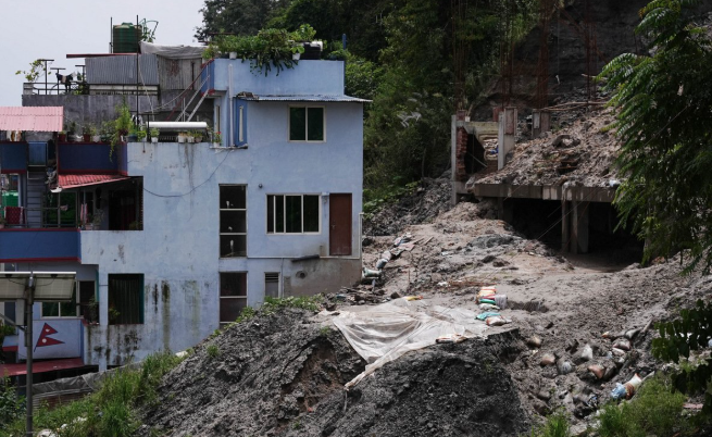  तारकेश्वरमा घरनिर्माणको जमिन कटानका कारण भिषण पहिरो, ५० घर जोखिममा 