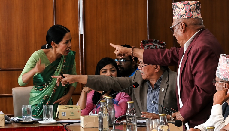 फोहोर व्यवस्थापन बैठकमै चर्काचर्की, आशिका उठेर हिँडिन्–चिरिबाबुको कटाक्ष ‘जाने नै बानी छ कि !’ फोहोर व्यवस्थापन बैठकमै चर्काचर्की, आशिका उठेर हिँडिन्–चिरिबाबुको कटाक्ष ‘जाने नै बानी छ कि !’