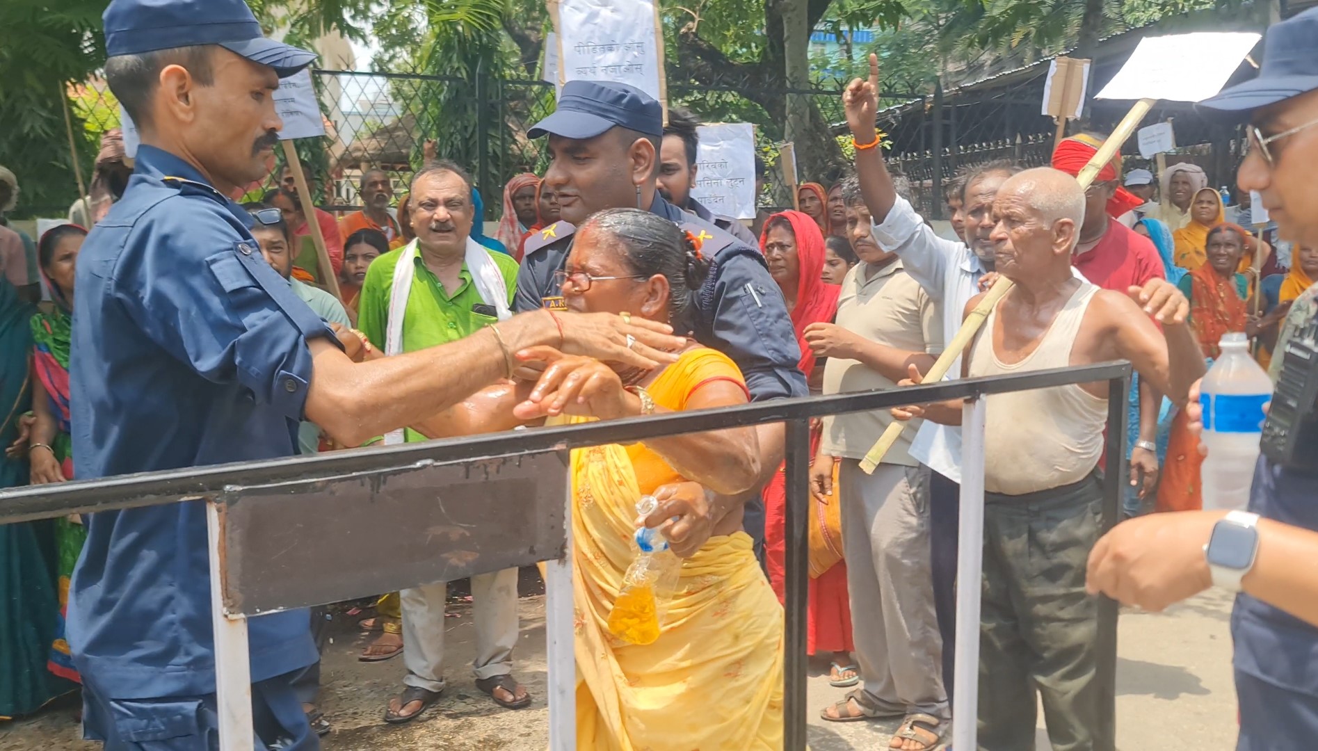 धनुषामा मिटरब्याजी पीडित महिलाद्वारा आत्मदाहको प्रयास धनुषामा मिटरब्याजी पीडित महिलाद्वारा आत्मदाहको प्रयास