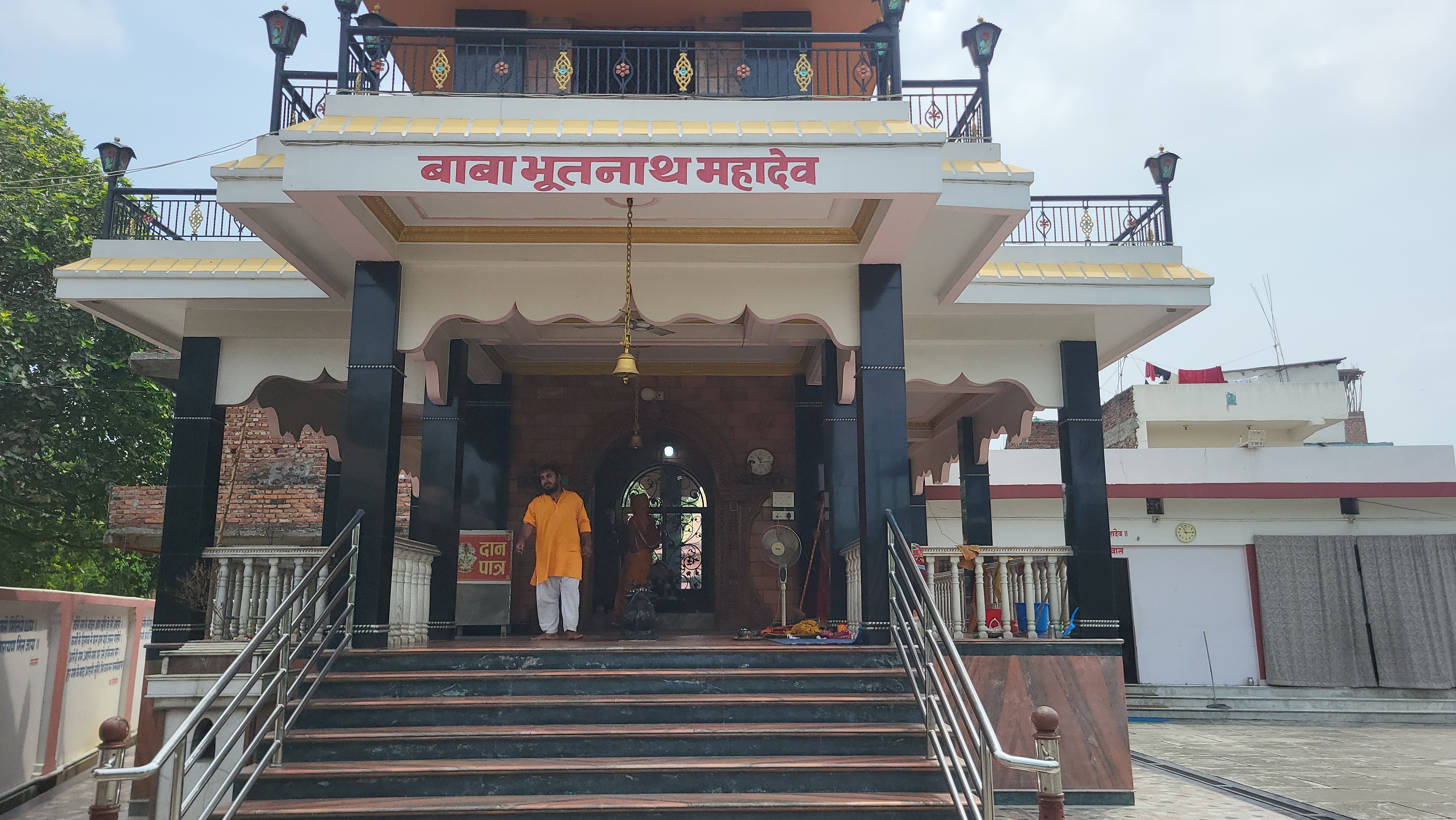 भूतनाथ मन्दिरमा चोरी गरी भाग्ने क्रममा भारतीय युवक पक्राउ