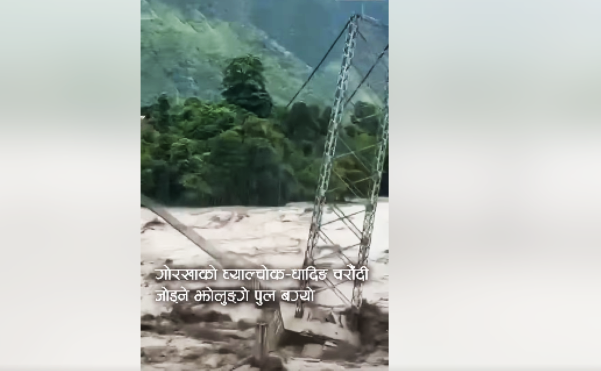 त्रिशूलीको उर्लंदो भेलले चरौँदी झोलुङ्गे पुल बगायो